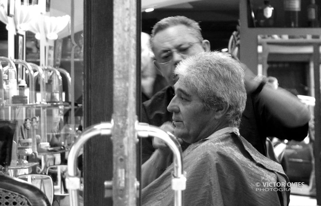 Having his hair cut - El 15 de Cuchilleros